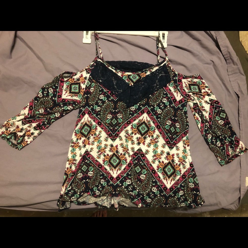 Cold shoulder Patterned top with lace detail